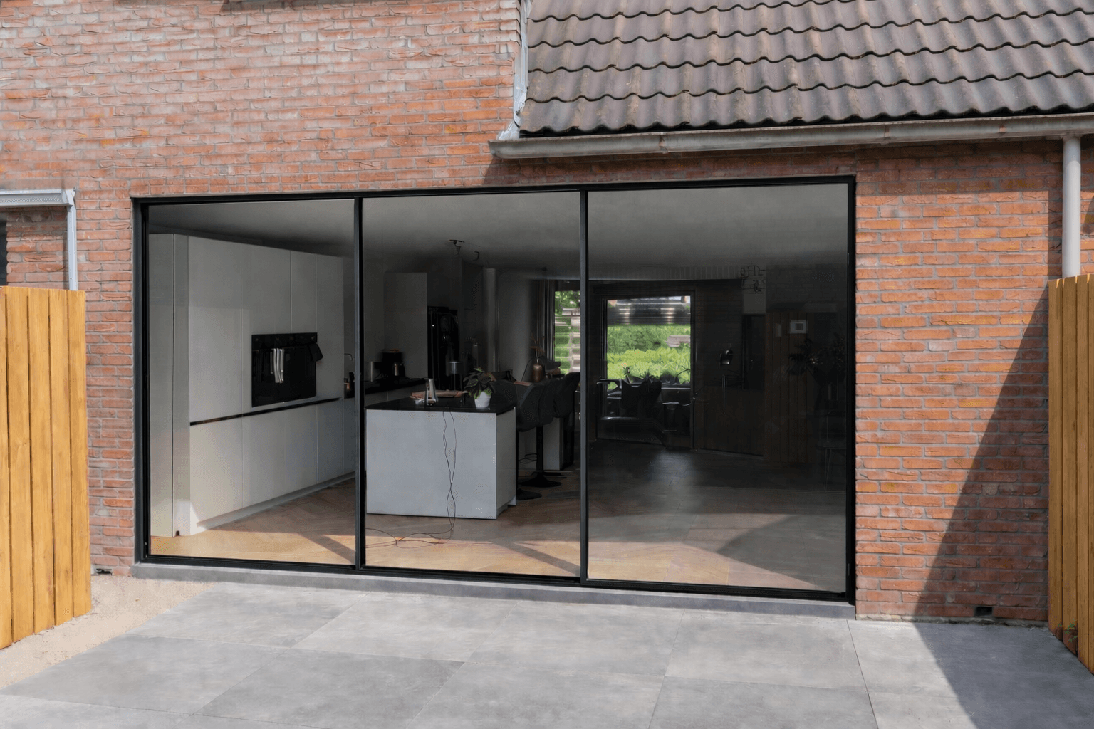 Cortizo schuifpui zwart – keuken uitbouw met slanke profielen