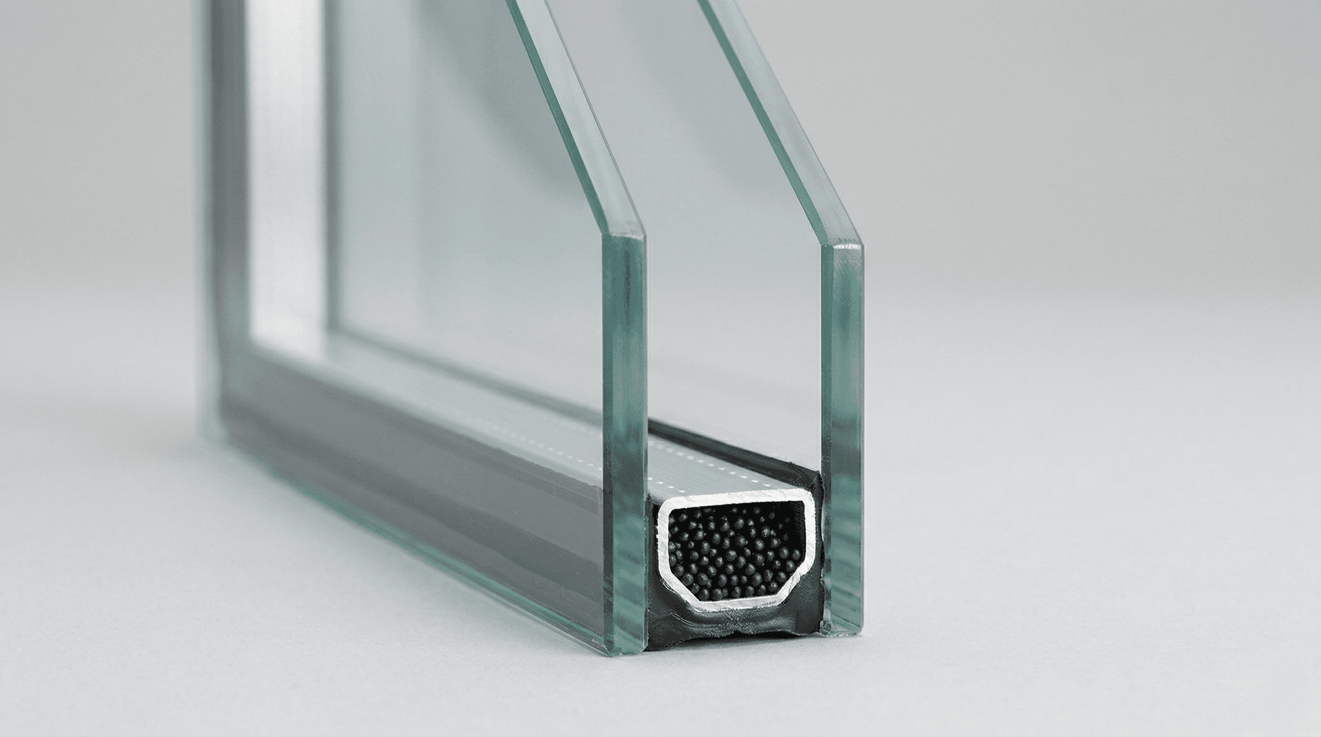 Doorsnede van HR++ isolatieglas met twee glasbladen en een spouw, gebruikt om de Ug-waarde te bepalen