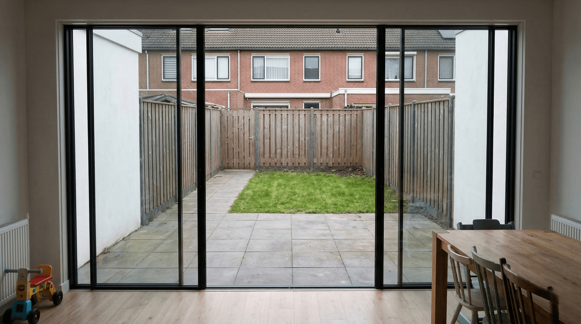 Steellook schuifpui met slanke profielen vanuit eethoek naar tuin