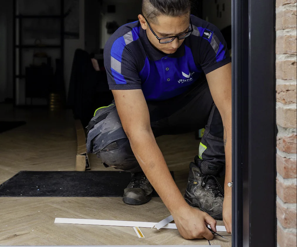 Monteurs aan het werk bij het plaatsen van een aluminium schuifpui